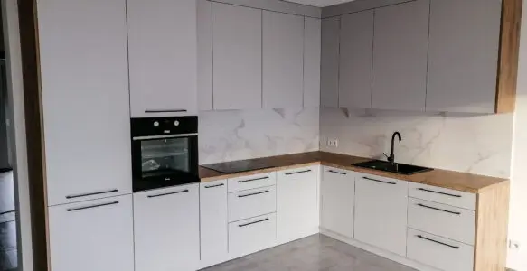 Kuchnia narożna szaro-drewniana