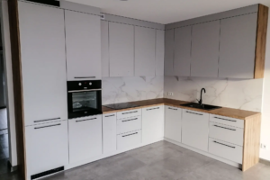 Kuchnia narożna szaro-drewniana