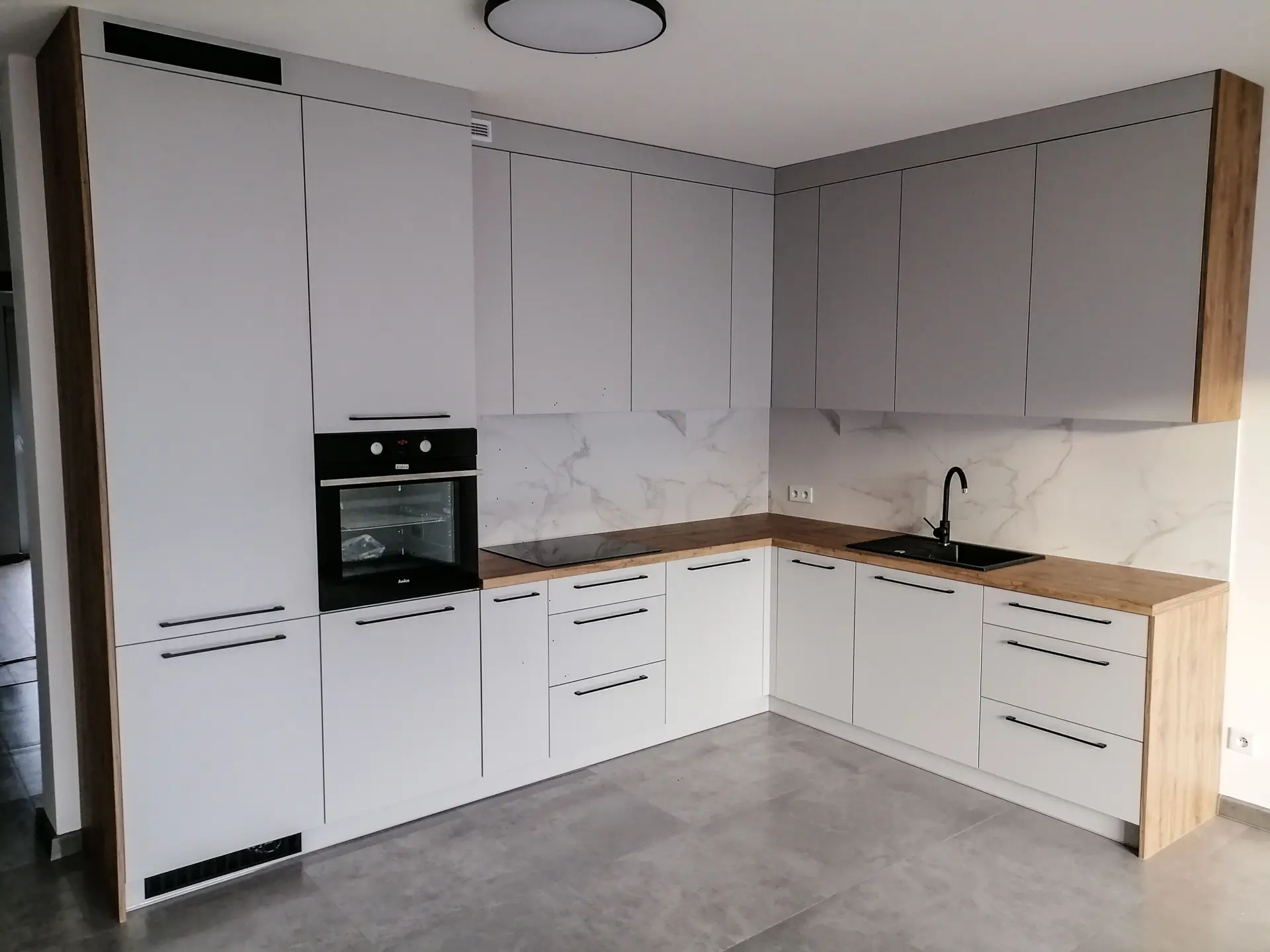 Kuchnia narożna szaro-drewniana