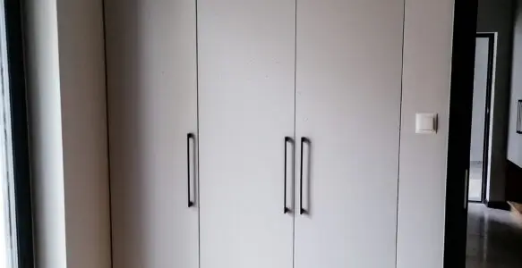 Szara szafa z czarnymi uchwytami