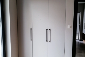 Szara szafa z czarnymi uchwytami