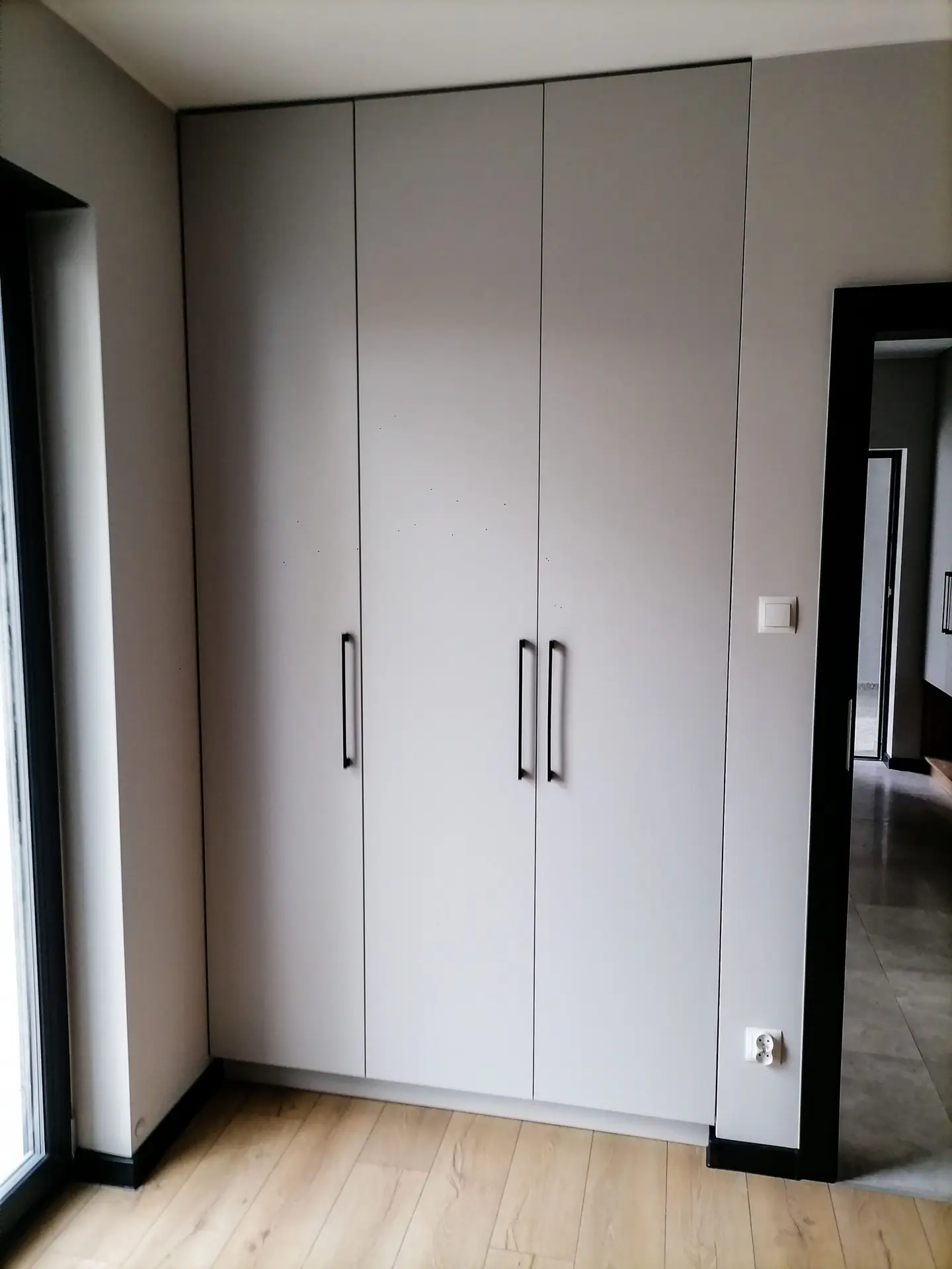 Szara szafa z czarnymi uchwytami