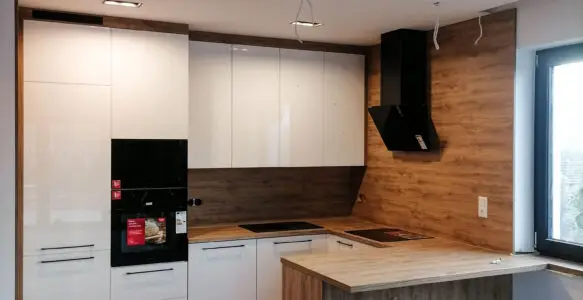 Kuchnia biało-drewniana z półwyspem