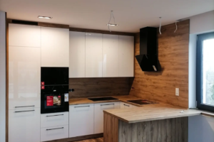 Kuchnia biało-drewniana z półwyspem