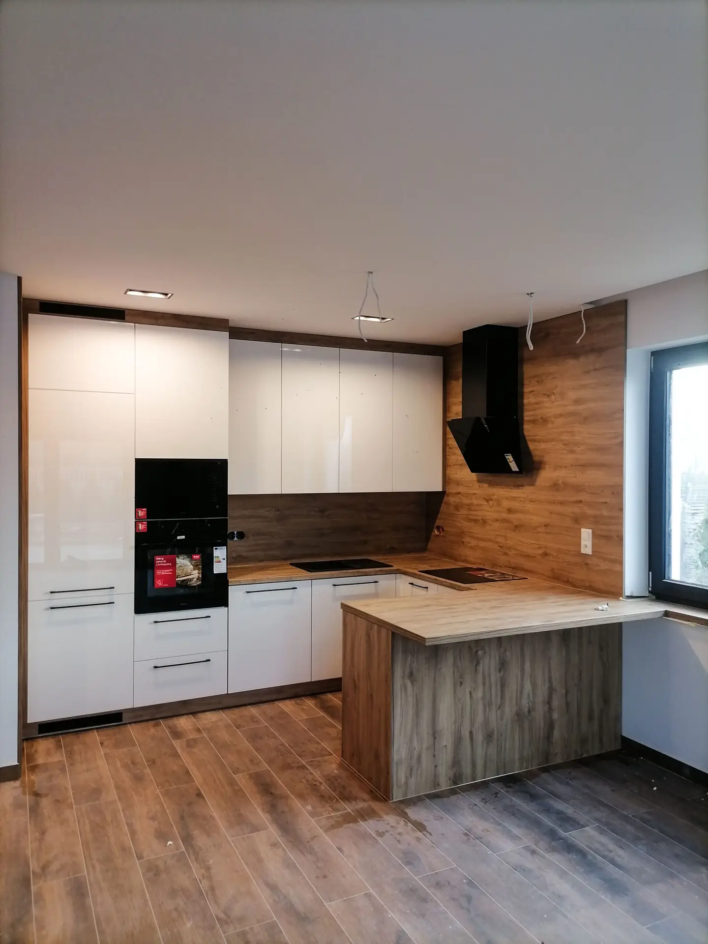 Kuchnia biało-drewniana z półwyspem