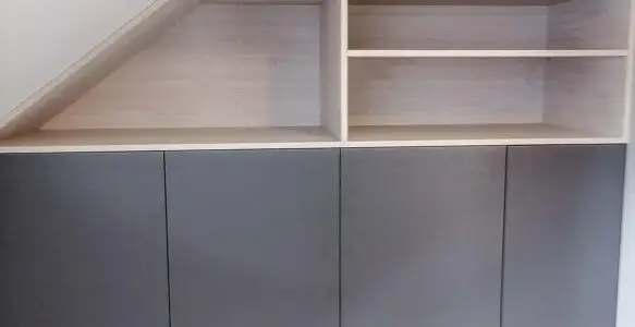 Szafa pod skosem w ciemnym macie