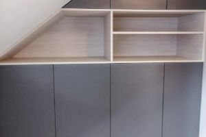 Szafa pod skosem w ciemnym macie