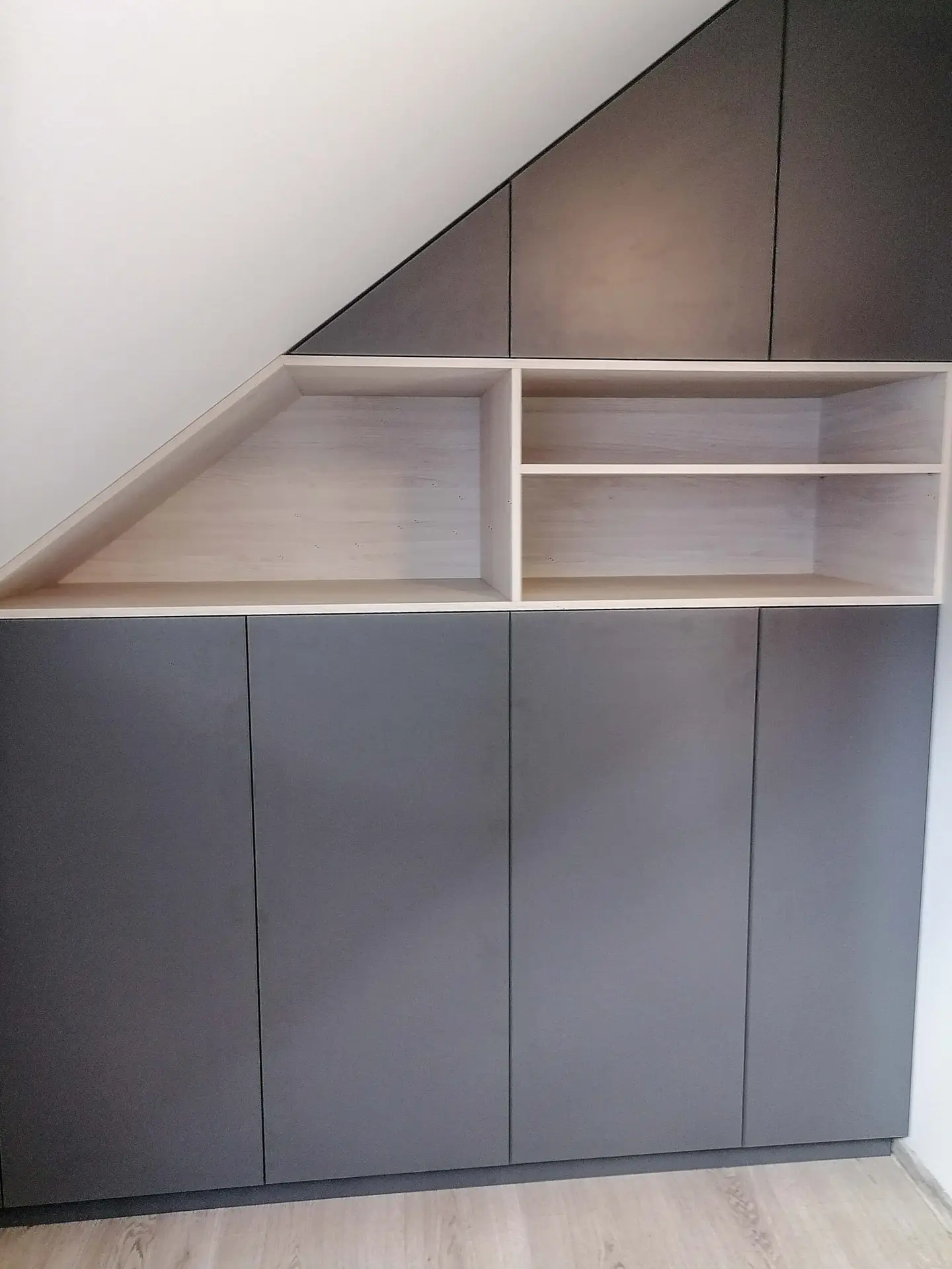 Szafa pod skosem w ciemnym macie