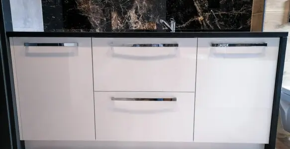 Biała szafa łazienkowa