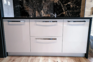 Biała szafa łazienkowa