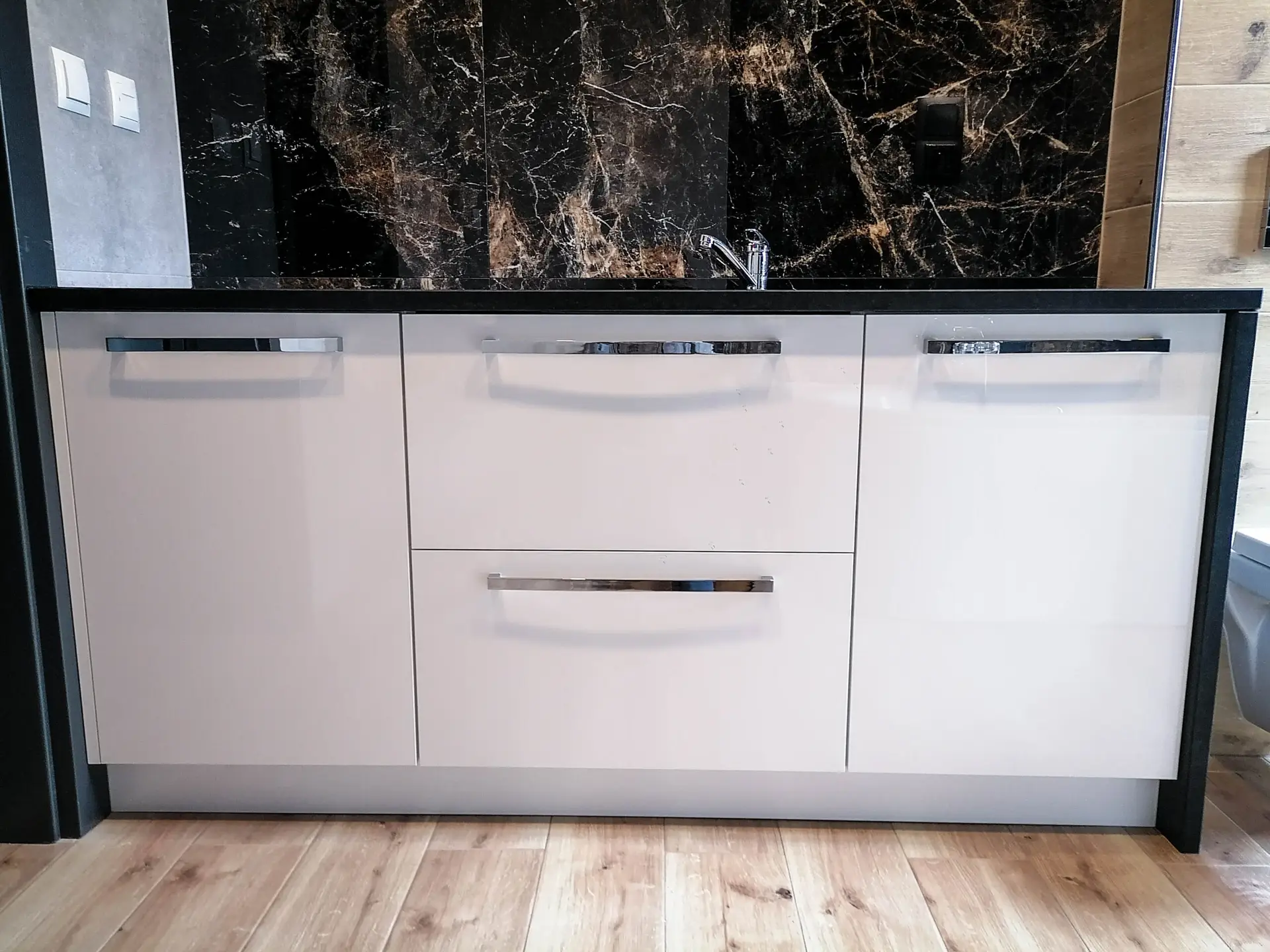 Biała szafa łazienkowa