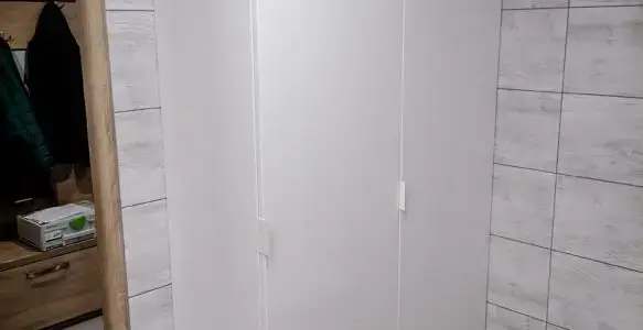 Biała szafa łazienkowa