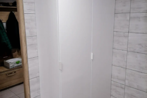 Biała szafa łazienkowa