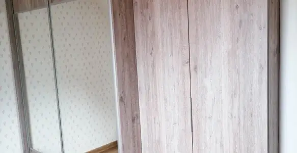 Szafa w zabudowie z lustrem