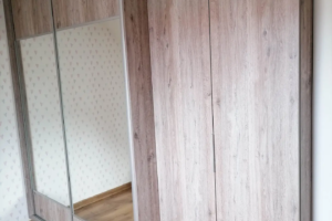 Szafa w zabudowie z lustrem