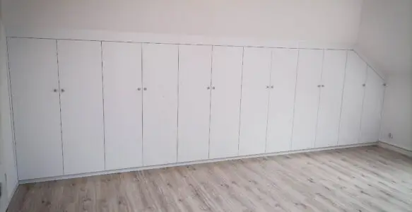 Szafa pod skosem z białymi frontami