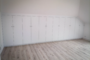 Szafa pod skosem z białymi frontami