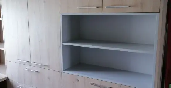 Zabudowa biurowa z drewnianymi frontami