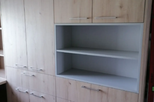 Zabudowa biurowa z drewnianymi frontami