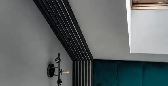 Lamele i zagłówek w sypialni