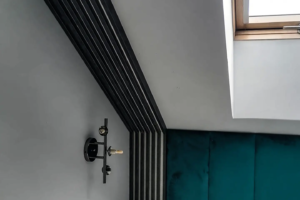 Lamele i zagłówek w sypialni