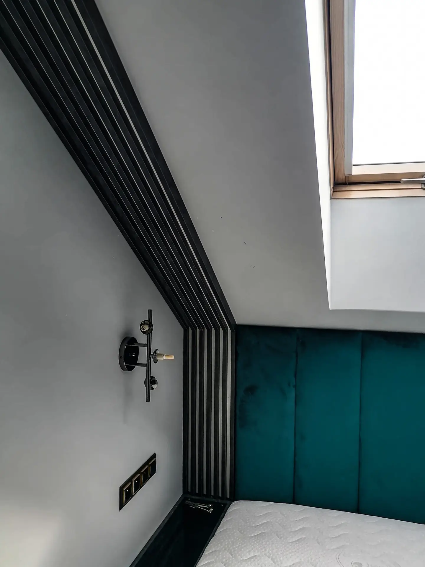 Lamele i zagłówek w sypialni