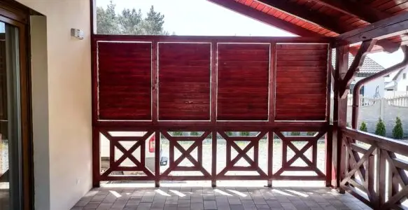 Osłona tarasowa w kolorze wiśniowym