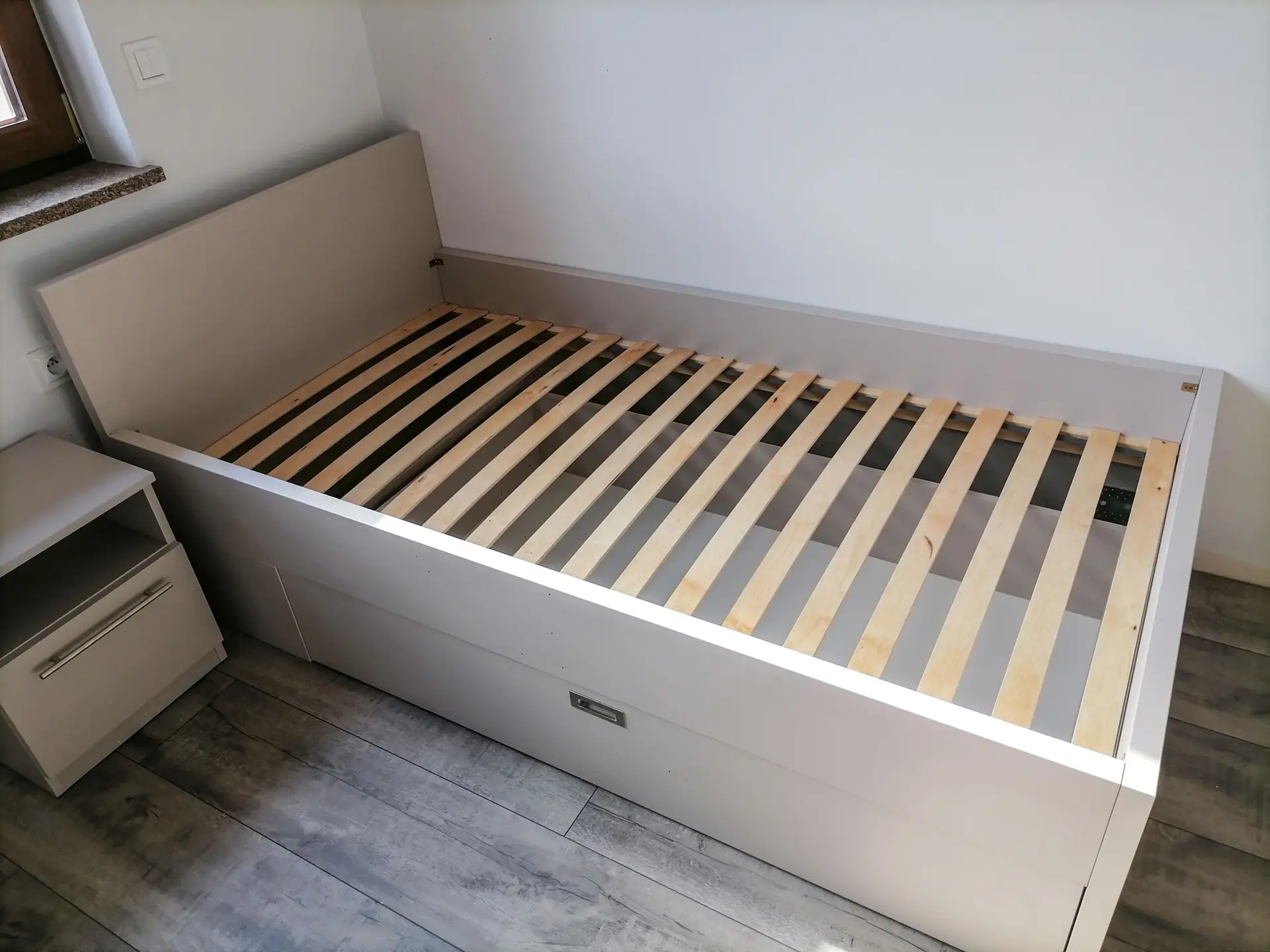 Łóżko z pojemną szufladą
