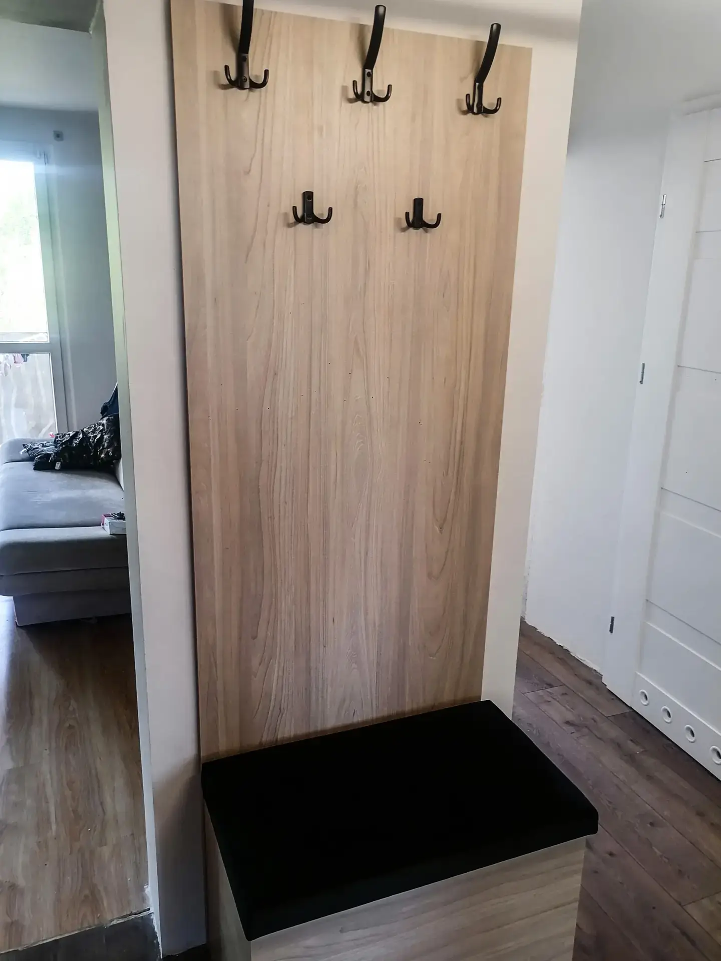 Panel z siedziskiem i wieszakami