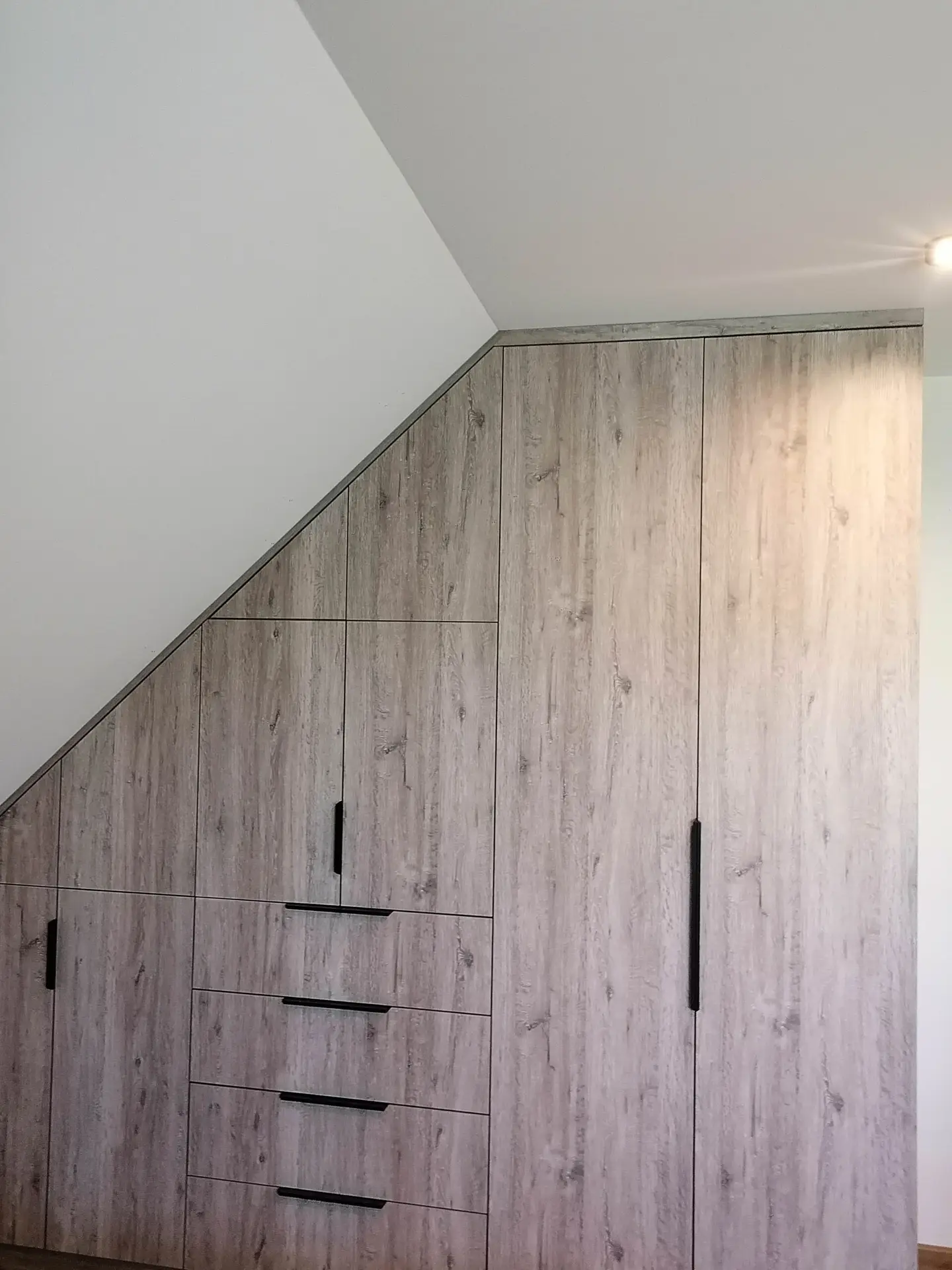 Zabudowa skosów z szufladami