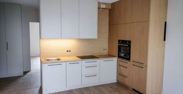 Kuchnia biało-drewniana