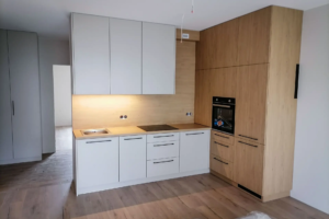 Kuchnia biało-drewniana