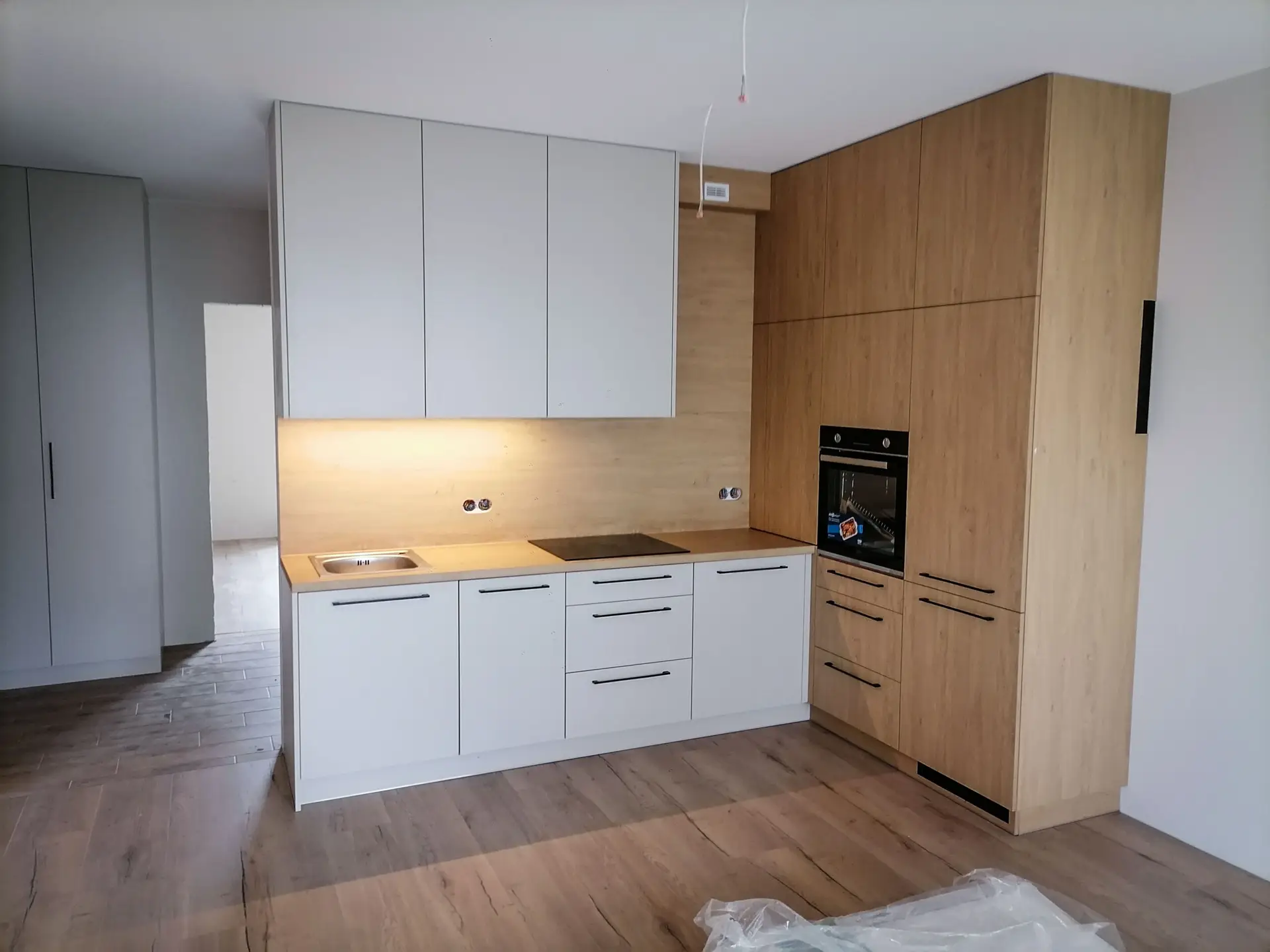 Kuchnia biało-drewniana