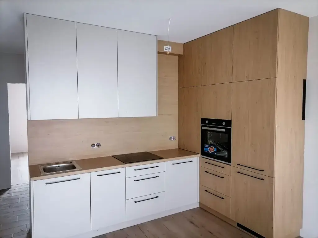 Nowoczesna kuchnia z czarnym sprzętem AGD – MS Meble