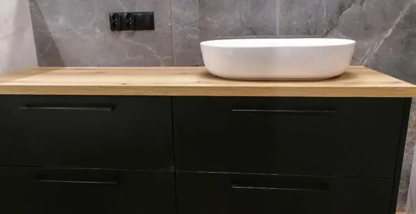 Zabudowa łazienkowa w czerni