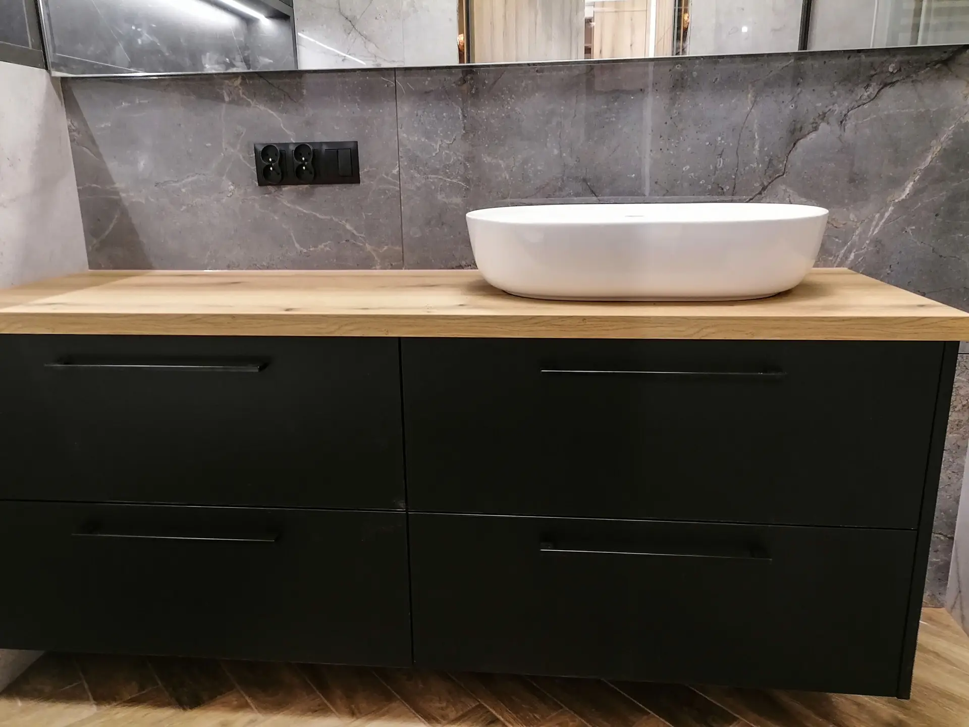 Zabudowa łazienkowa w czerni