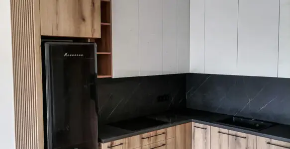 Kuchnia z lamelami i czarnym blatem