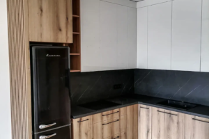 Kuchnia z lamelami i czarnym blatem