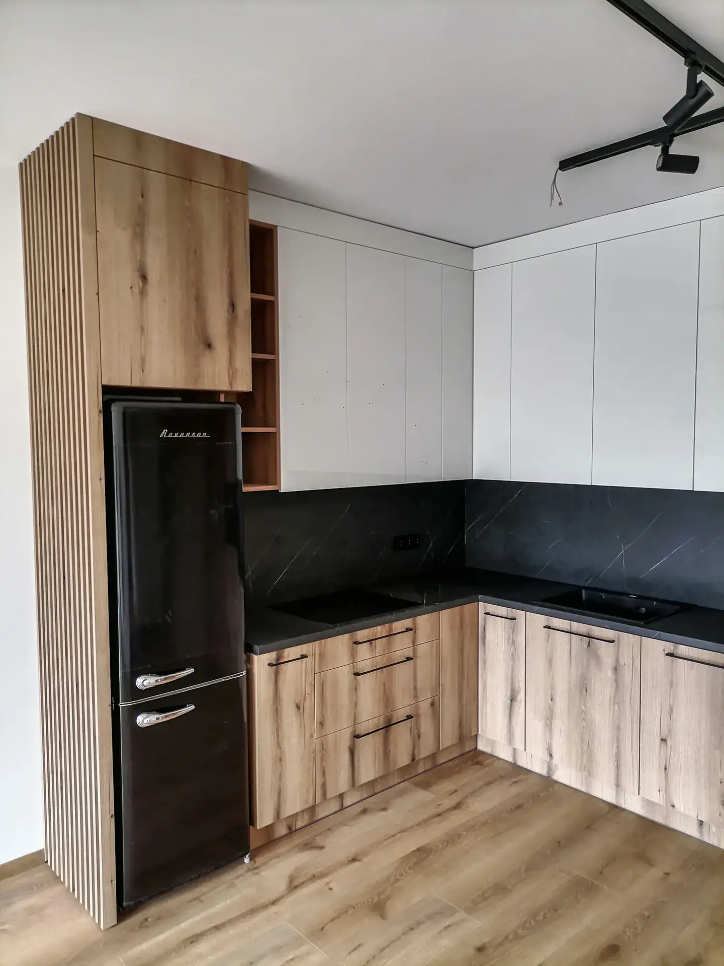 Kuchnia z lamelami i czarnym blatem