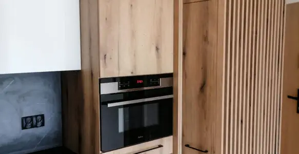 Kuchnia drewnopodobna z czarnym AGD