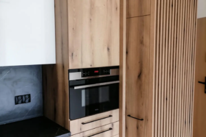 Kuchnia drewnopodobna z czarnym AGD