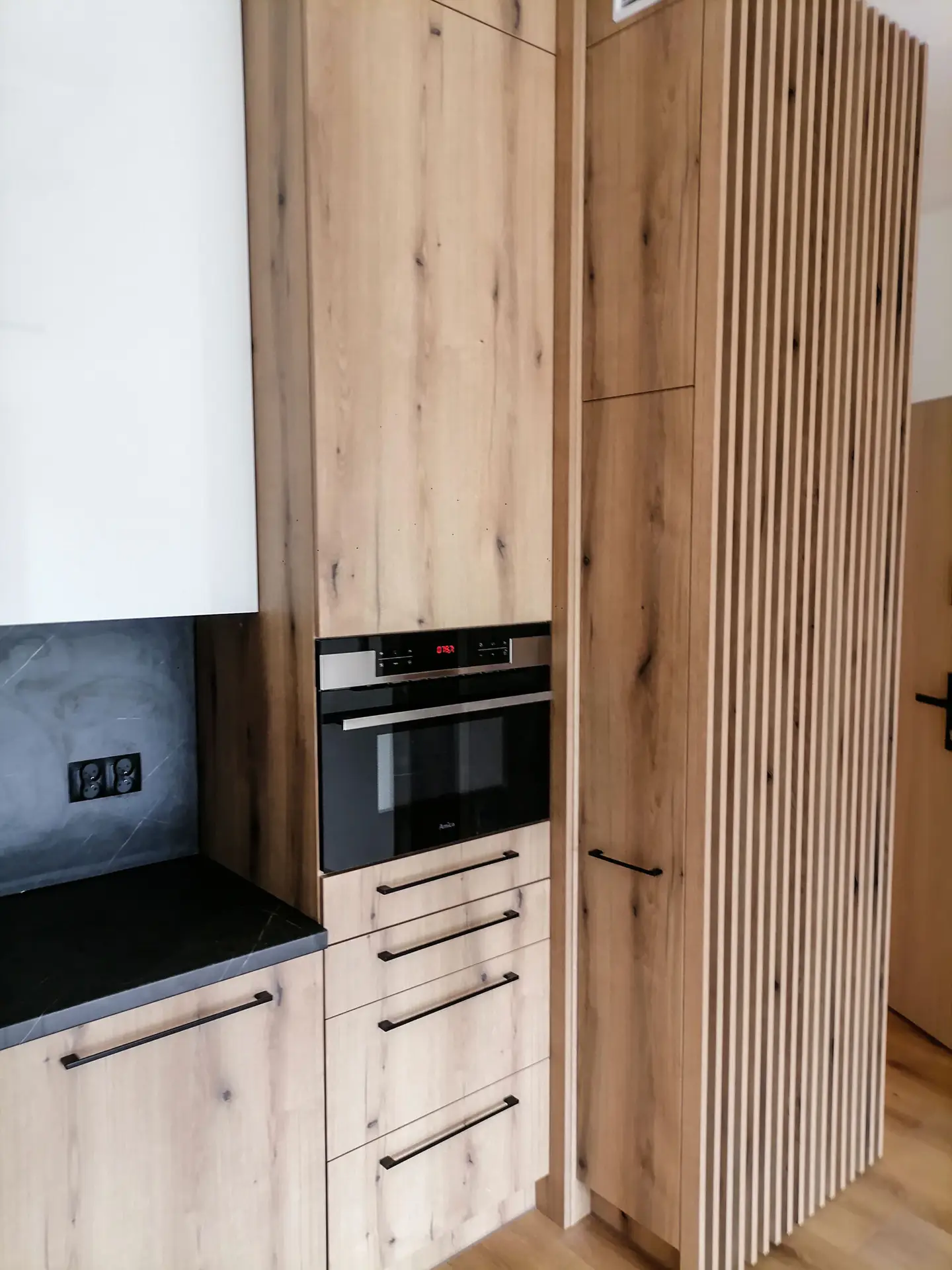 Kuchnia drewnopodobna z czarnym AGD