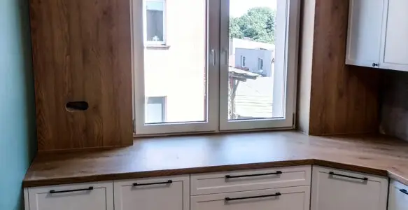 Kuchnia narożna z frontami ramkowymi