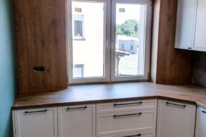 Kuchnia narożna z frontami ramkowymi