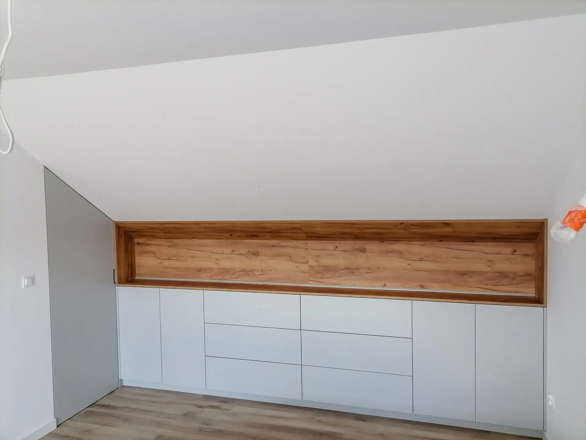 Zabudowa pod skosem z wnęką