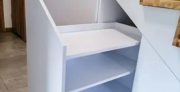 Zabudowa pod schodami