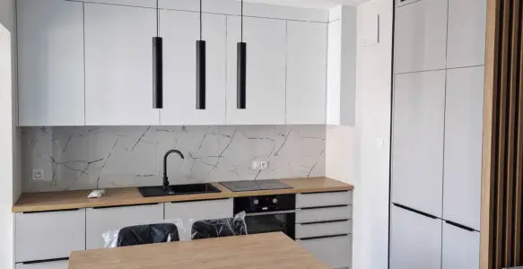 Jasna kuchnia z lamelami i stołem roboczym