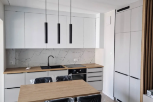 Jasna kuchnia z lamelami i stołem roboczym