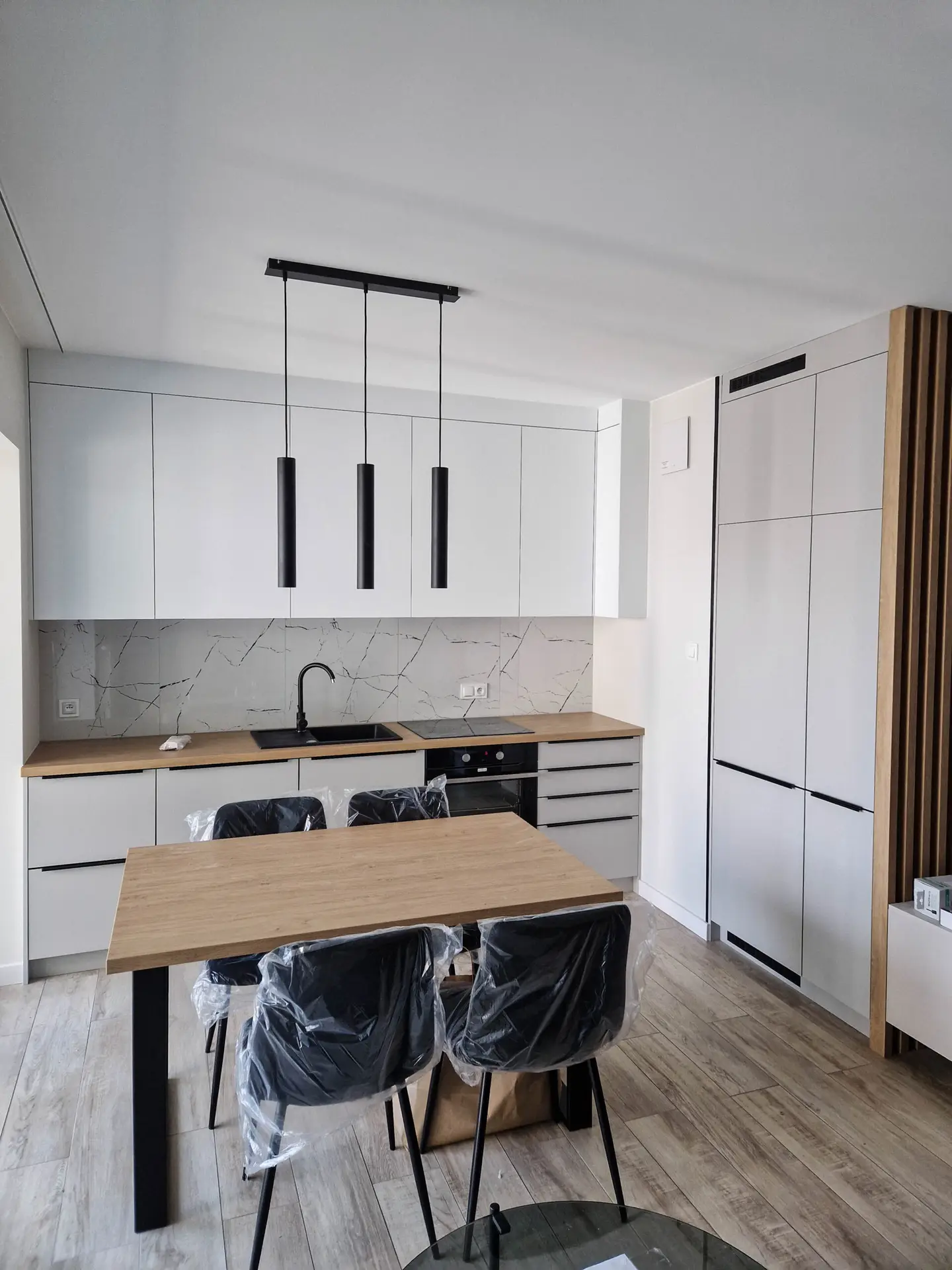 Jasna kuchnia z lamelami i stołem roboczym