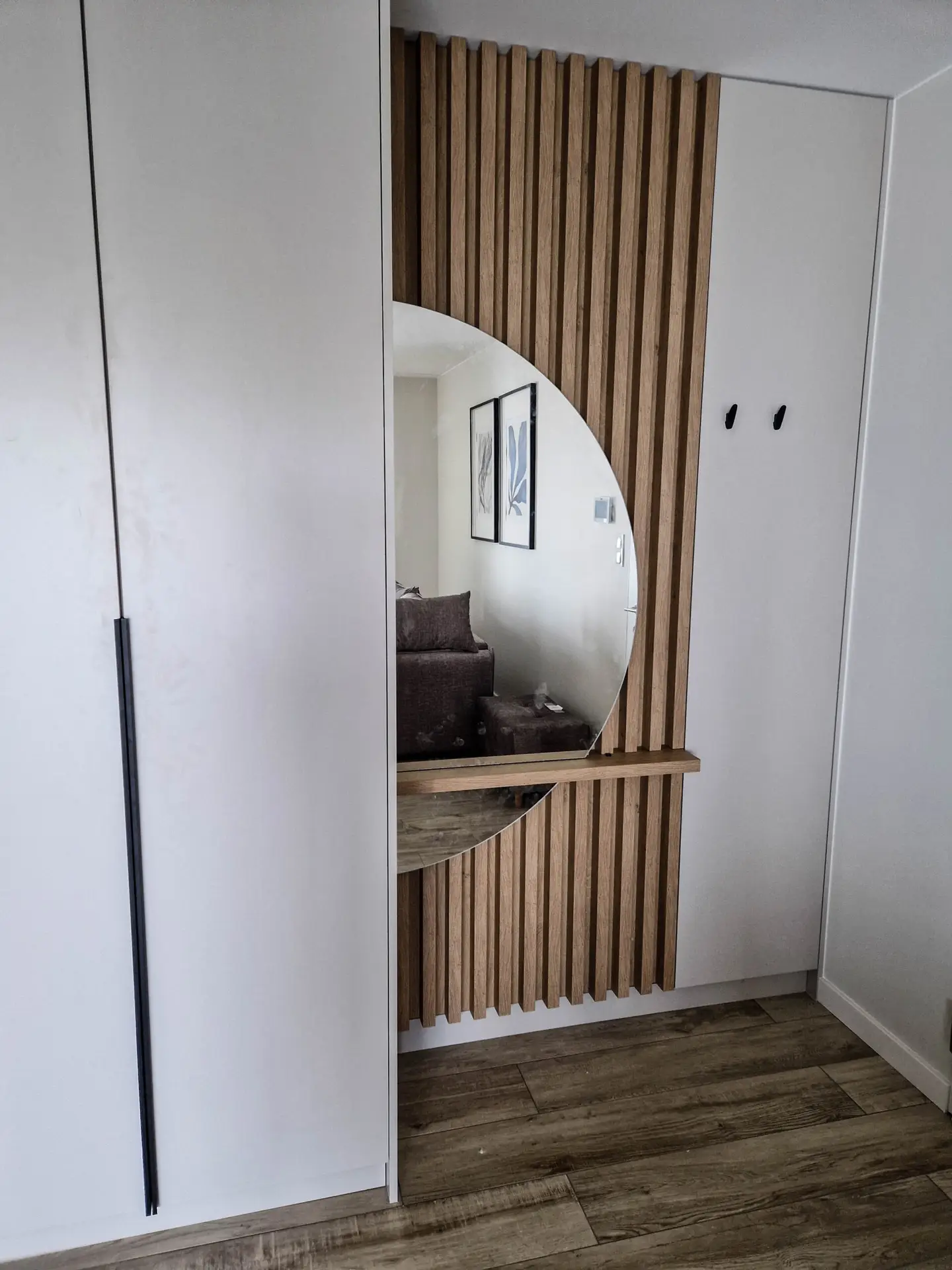 Kuchnia i zabudowa z lamelami w nowoczesnym stylu